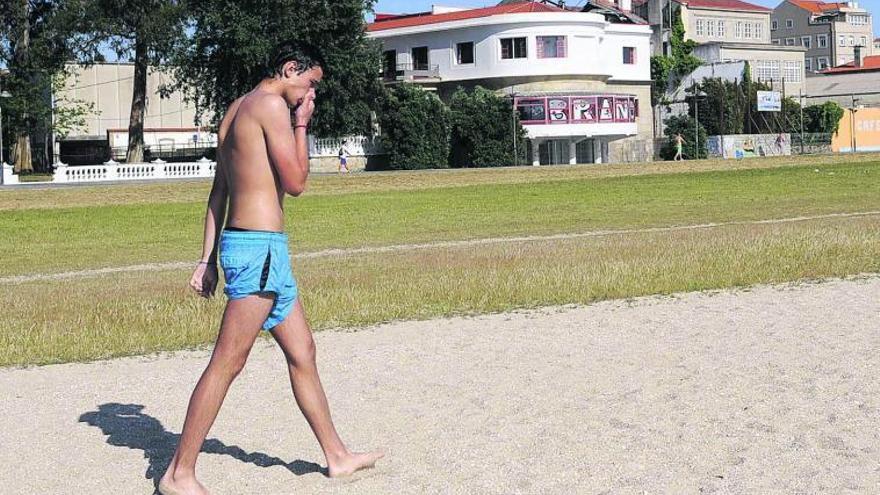 El edificio del Balnario de la Playa Compostela, ubicado sobre el paseo marítimo. // Noé Parga