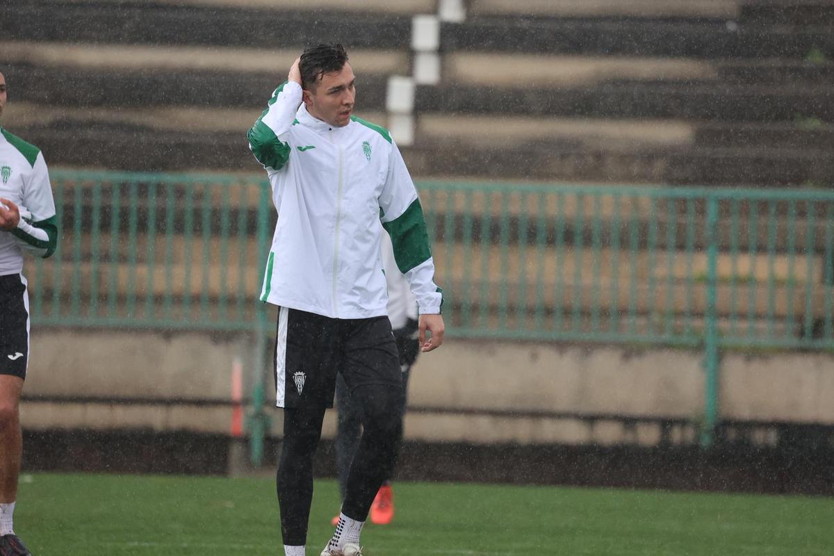 Alberto del Moral, durante el entrenamiento del Córdoba CF en la Ciudad Deportiva, este miércoles.