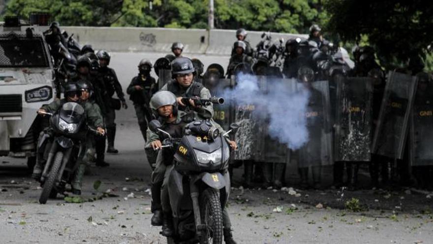 Opositores a Maduro se enfrentan con barricadas a la policía en las calles de Caracas