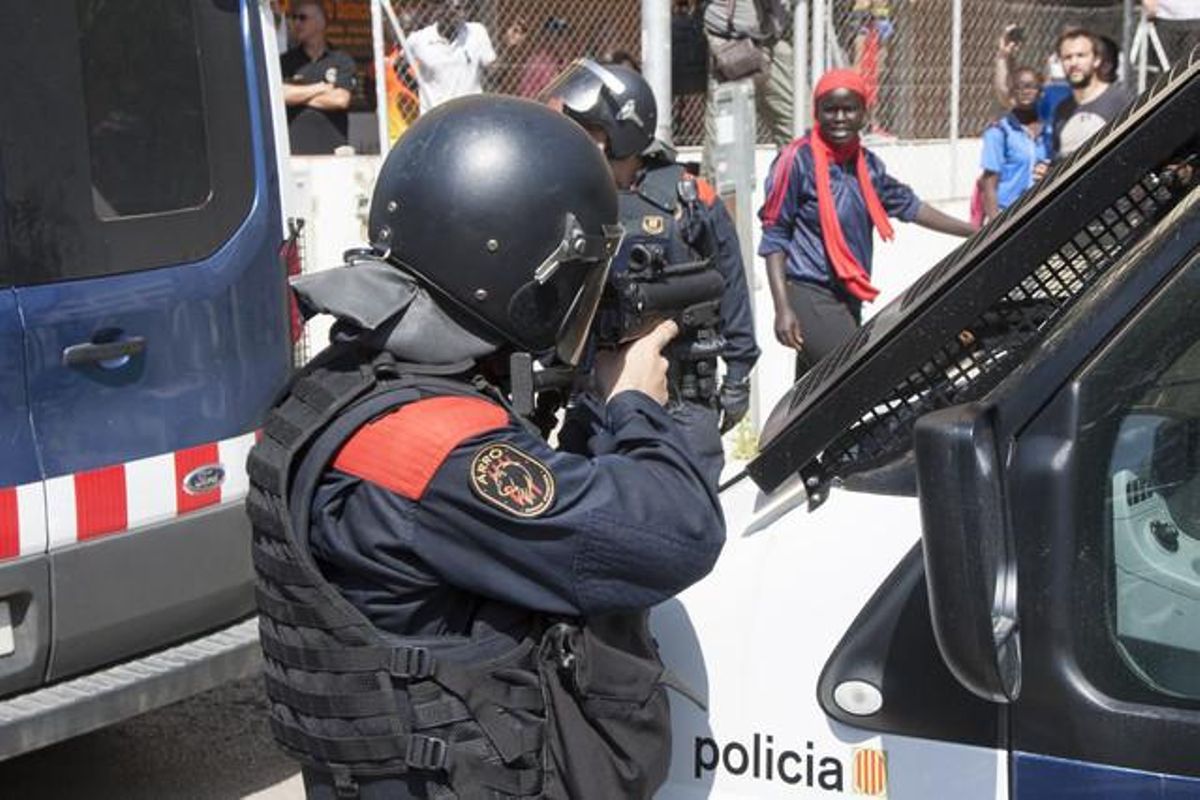 Altercats entre la comunitat senegalesa a Salou i els Mossos d’Esquadra per la mort d’un immigrant durant una batuda policial contra el ’top manta’.