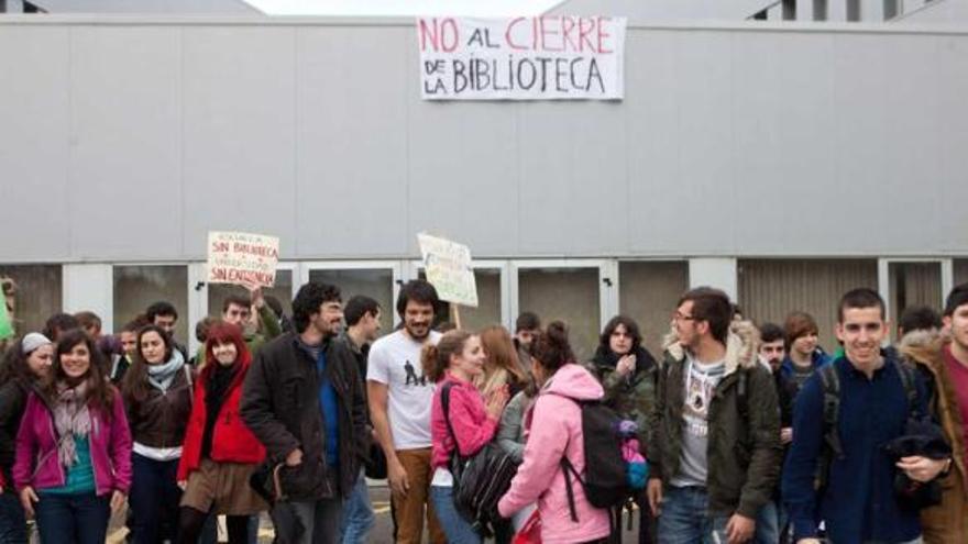 Los alumnos, concentrados ayer a las puertas de la Escuela Politécnica del campus gijonés para protestar por el cierre de la biblioteca.