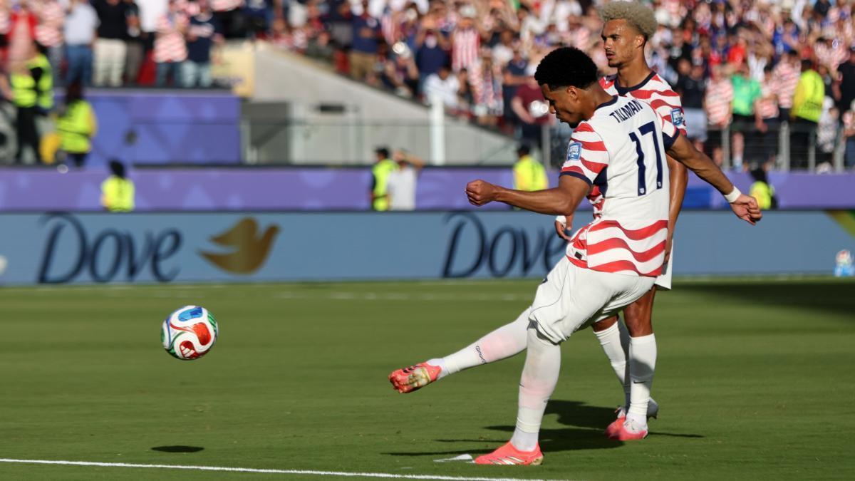 Tillman marcó un golazo de falta