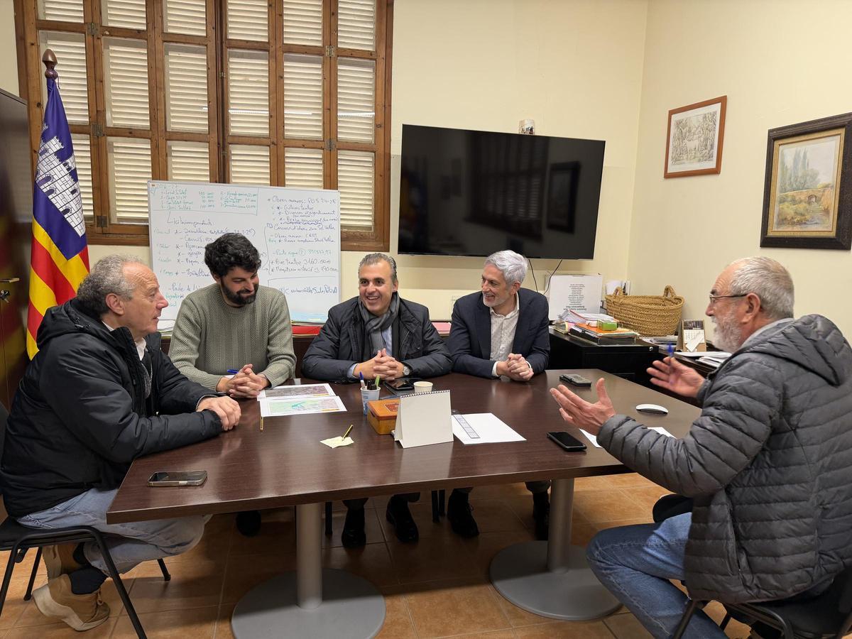 Visita del conseller de Educación, Antoni Vera (en el centro) en Petra.