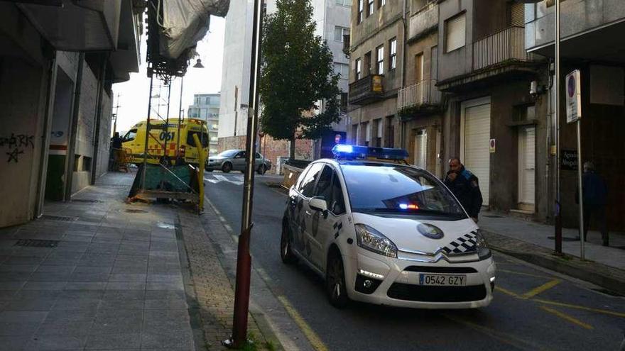 La ambulancia y un coche de la Policía Local, en la calle en la que se produjo el incendio. // Gustavo Santos