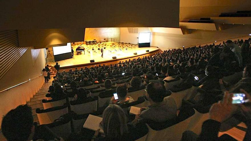 Vista general del Auditorio de Alicante mientras Julian Beltrán, con las Google Glass, ofrece su conferencia en la Gala Encuentros NOW.