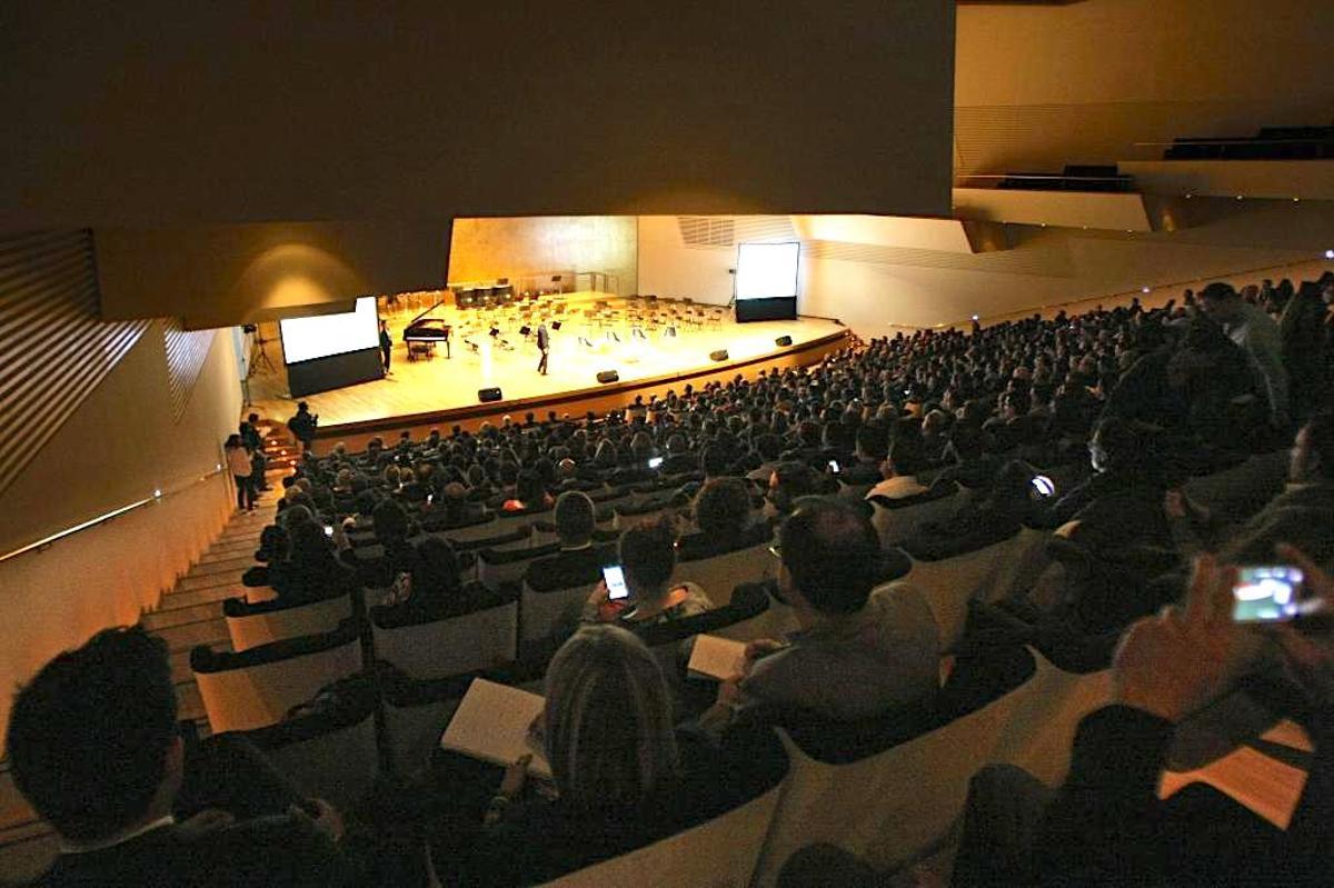 Vista general del Auditorio de Alicante mientras Julian Beltrán, con las Google Glass, ofrece su conferencia en la Gala Encuentros NOW.