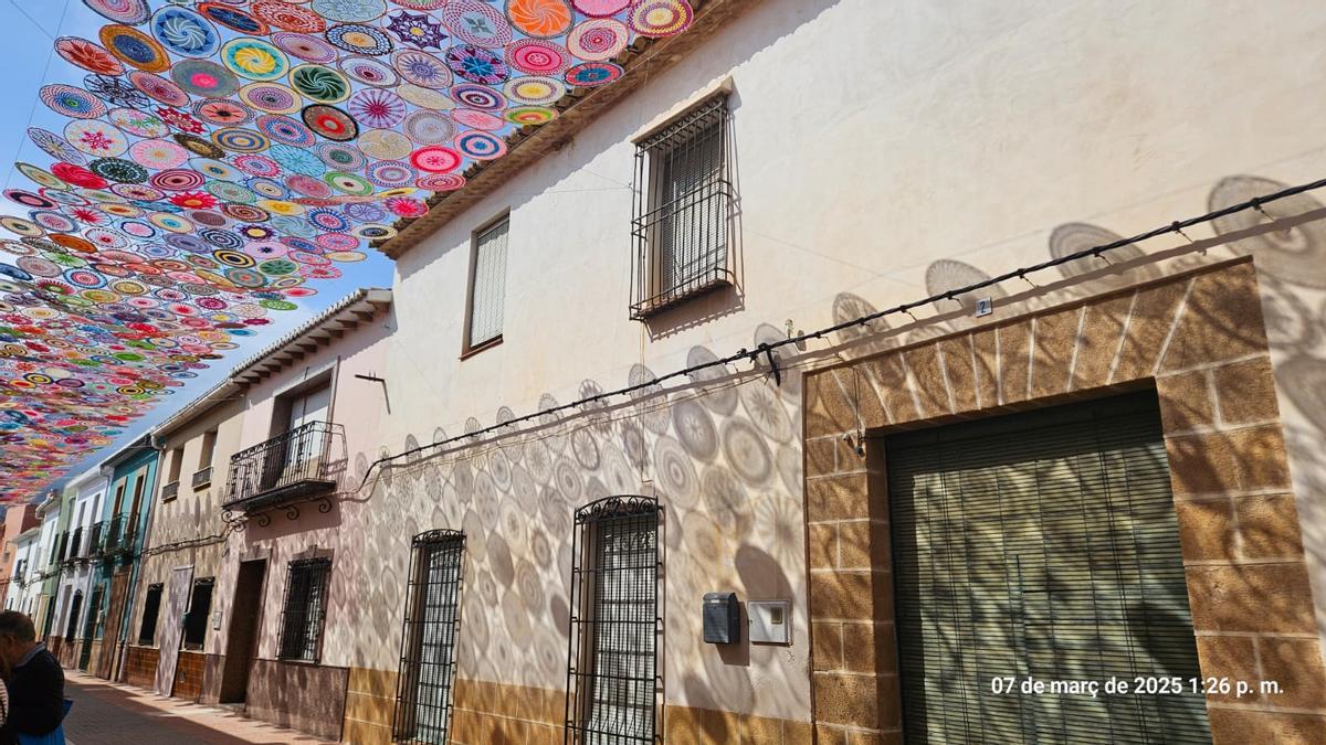 Las mujeres transforman Els Poblets: 1.400 mandalas se entrelazan sobre el Carrer Major (imágenes)