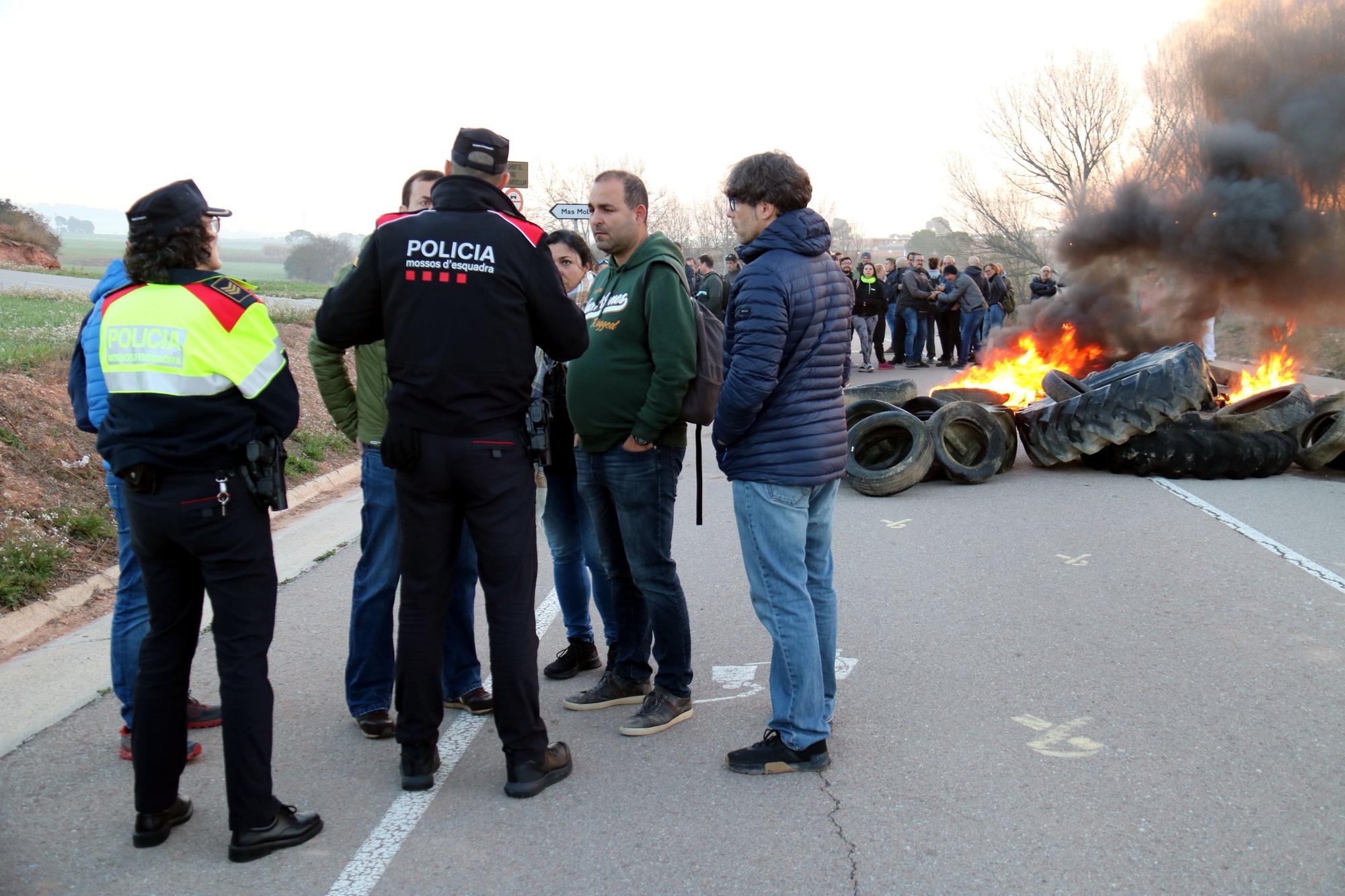 Els Mossos d'Esquadra parlen amb els representants de la protesta a Lledoners, al Bages