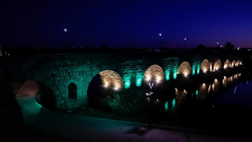 El Ayuntamiento de Mérida y varios monumentos se iluminarán por el Día de la Artritis