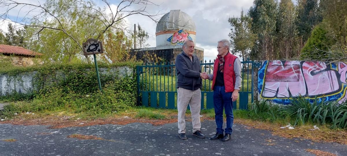 Luis Taboada y José Antonio López, en 2023, junto al observatorio.