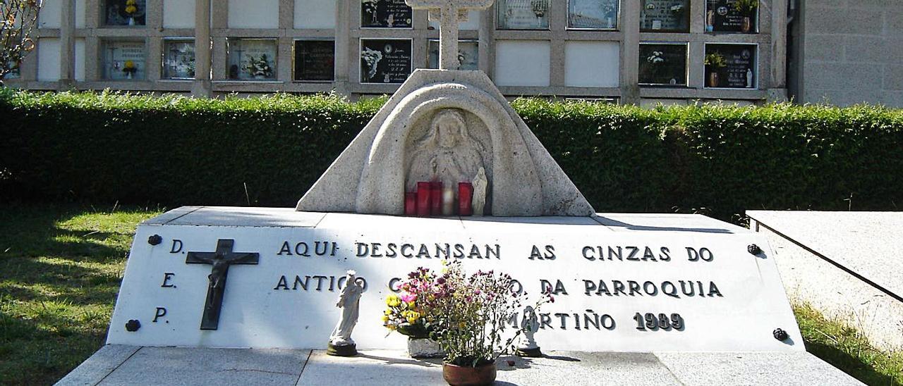 Cinceiro monumental onde se depositaron as cinzas da meirande parte dos osos procedentes da igrexa de San Martiño e do seu adro alto. | // ADRO ARQUEOLÓXICA