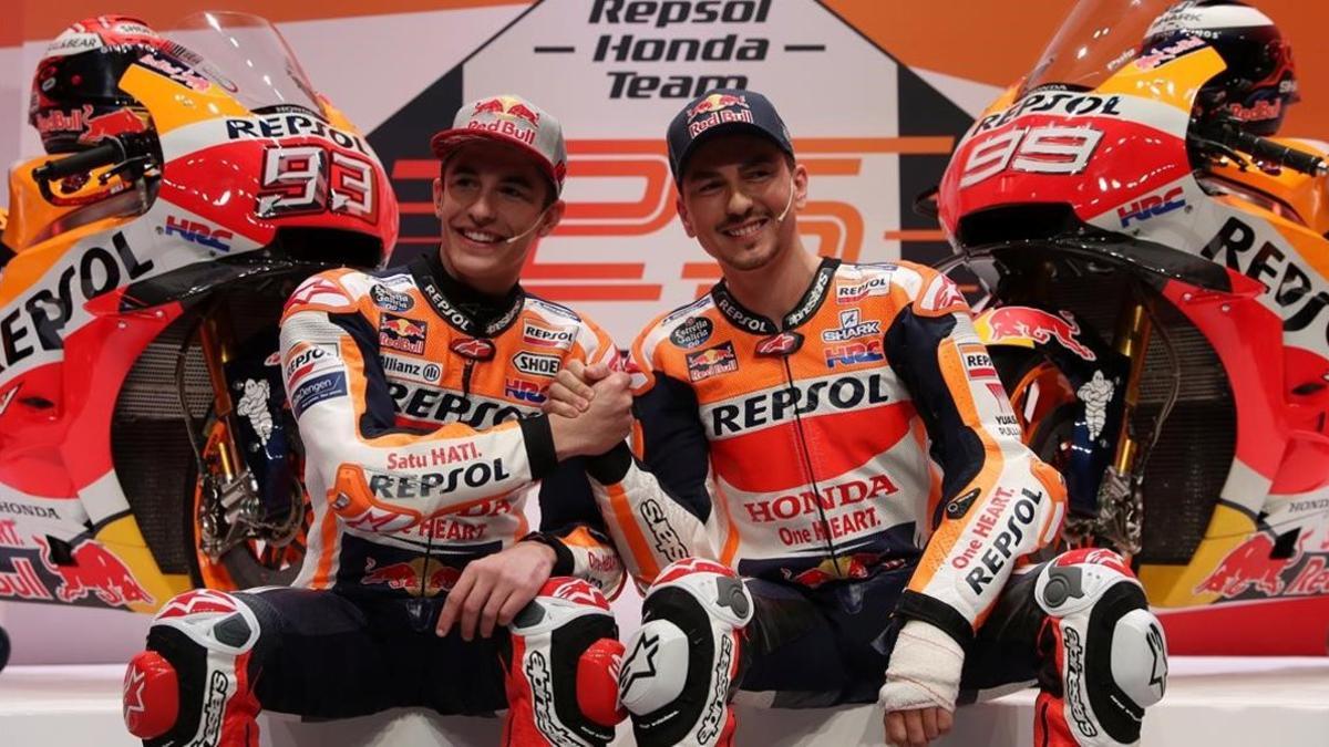 Marc Márquez y Jorge Lorenzo estrechan sus manos en la presentación de hoy, en Madrid, del equipo Repsol Honda.