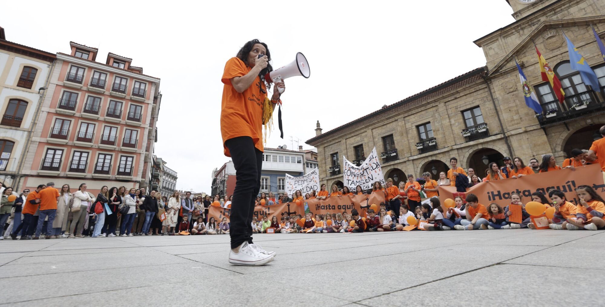 Así fue la concentración en Avilés de profesores y familias de los colegios concertados. 
