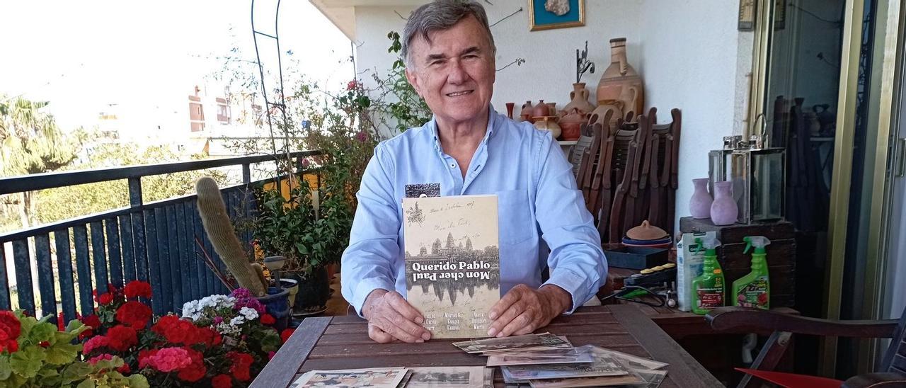 El malagueño Rafael de las Cuevas Schmitt, con el libro de las cartas que recibió su abuelo del alto cargo colonial.