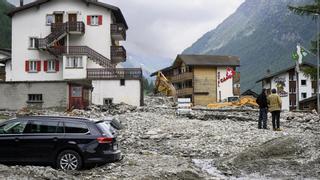 Las fuertes inundaciones y avalanchas de tierra en los Alpes suizos dejan ya tres muertos