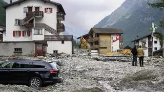Las fuertes inundaciones y avalanchas de tierra en los Alpes suizos dejan ya tres muertos