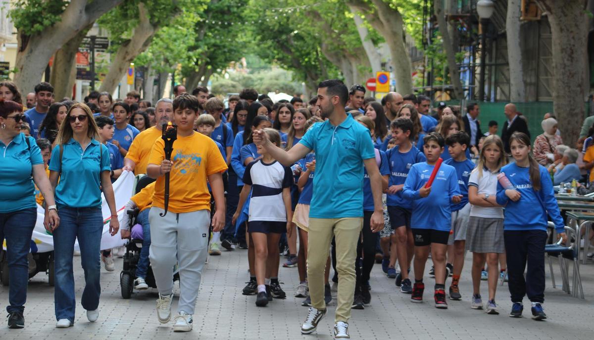 Un dels rellevistes i tota la comitiva