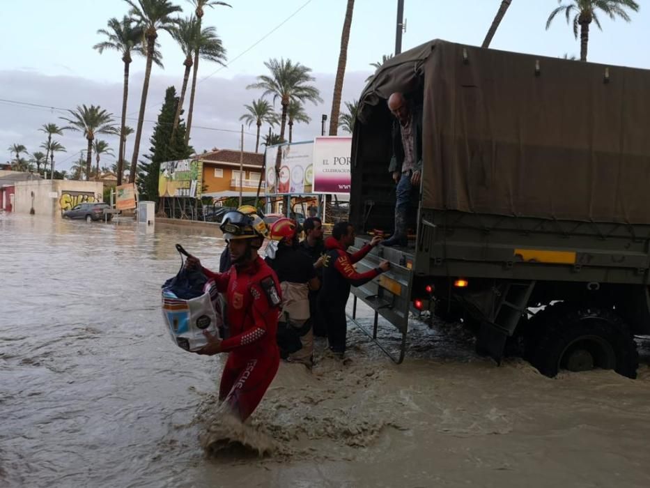 Bomberos y Protección Civil de Alicante participan en las labores de auxilio en la Vega Baja.