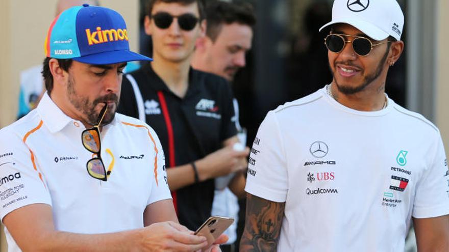 Fernando Alonso y Hamilton, tras la rueda de prensa en Yas Marina.