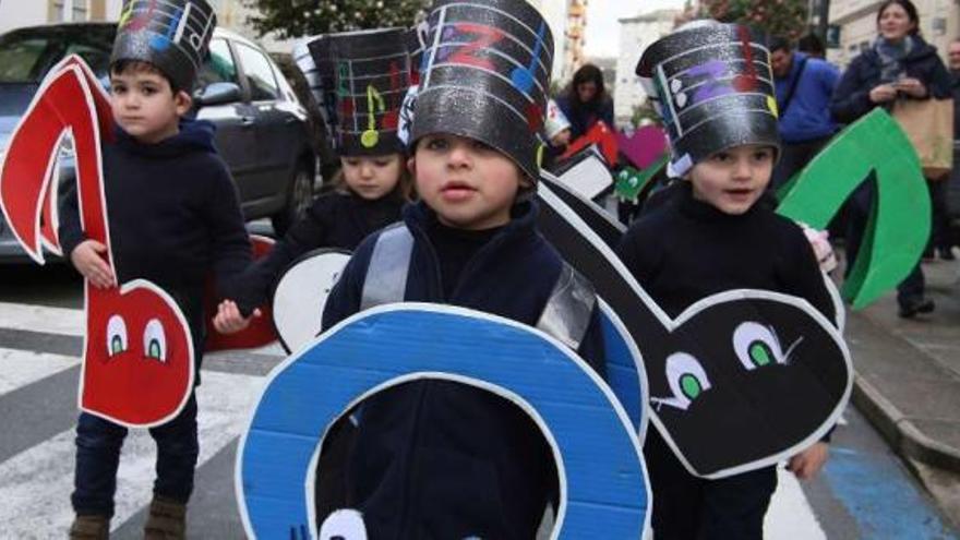 Alumnos del Sagrado Corazón, disfrazados de notas musicales, por las calles de Lalín.  // Bernabé/Gutier