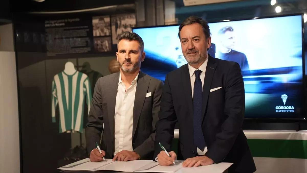 Iván Ania y Antonio Fernández Monterrubio, en el acto de renovación del técnico por el Córdoba CF.