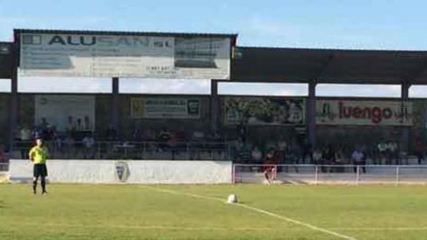 El Zamora CF guardó ayer un minuto de silencio al comienzo del partido que disputó contra La Bañeza.