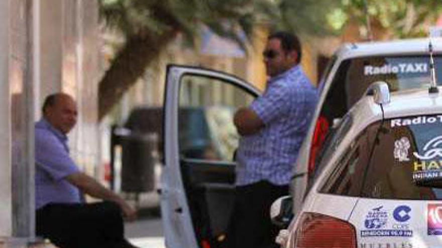 Imagen tomada ayer de taxistas en el municipio de l&#039;Alfàs del Pi.