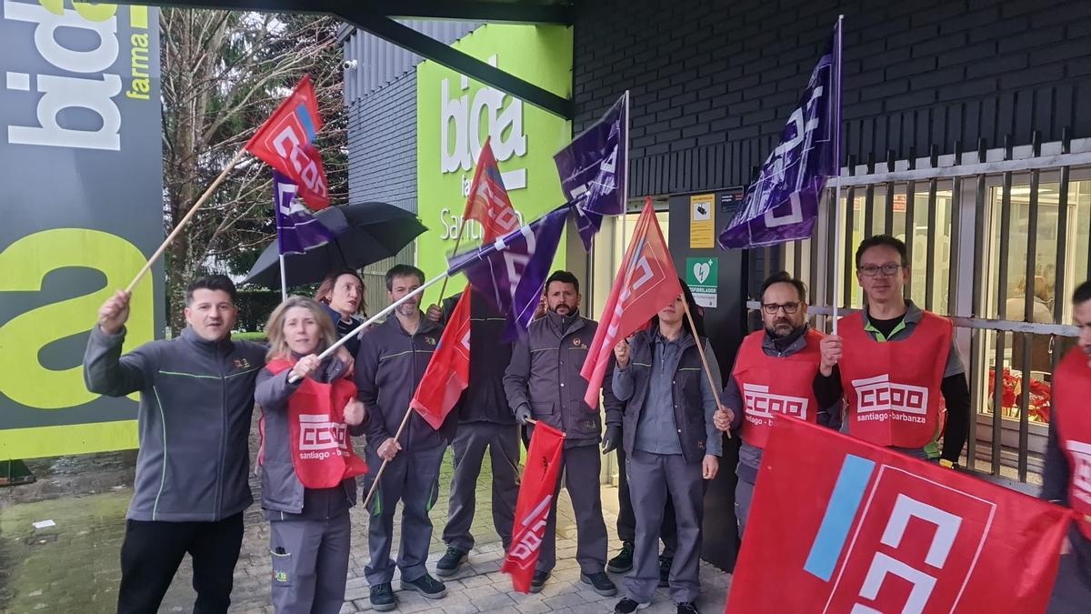 Personal de Bidafarma en Santiago durante la concentración en su período de descanso para el bocadillo.