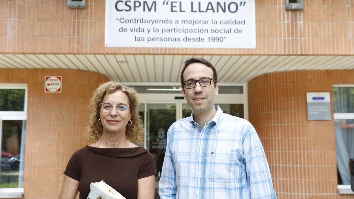 Virginia Gil Amate y Pablo Núñez en el Centro Social de Personas Mayores El Llano.