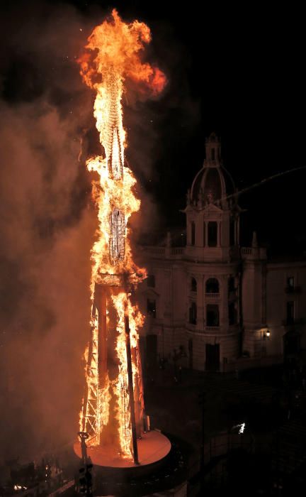 Así ha sido la 'cremà' de la falla municipal