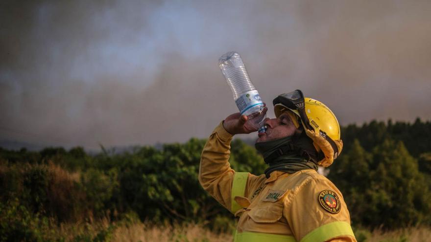 Un bombero forestal bebe agua durante el gran incendio del pasado verano en el Norte de Tenerife.