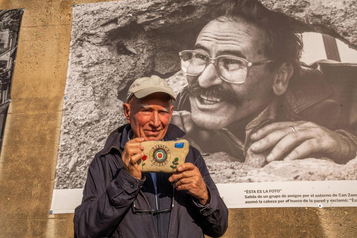 El fotógrafo Sebastiao Salgado. Catalunya Mirades Solidàries ha celebrado un homenaje póstumo al fotógrafo Joan Guerrero en Santa Coloma de Gramenet. La asociación ha inaugurado una exposición de Guerrero en el Parc Fluvial del Besòs y ha entregado el I Premio Joan Guerrero al fotógrafo brasileño Sebastiao Salgado. El fotógrafo Sebastiao Salgado. Catalunya Mirades Solidàries ha celebrado un homenaje póstumo al fotógrafo Joan Guerrero en Santa Coloma de Gramenet. La asociación ha inaugurado una exposición de Guerrero en el Parc Fluvial del Besòs y ha entregado el I Premio Joan Guerrero al fotógrafo brasileño Sebastiao Salgado.