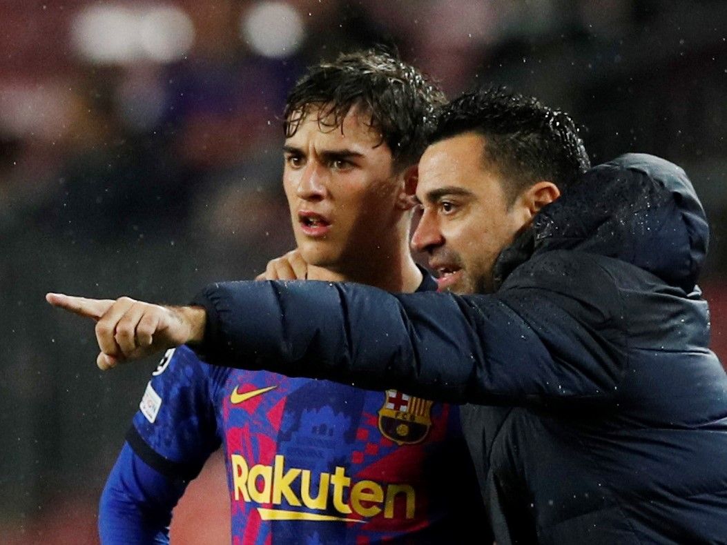 Xavi Hernández dando órdenes a Gavi durante el partido ante el Benfica