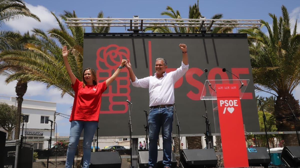 María Dolores Corujo y Alfredo Mendoza en campaña electoral en Arrecife.