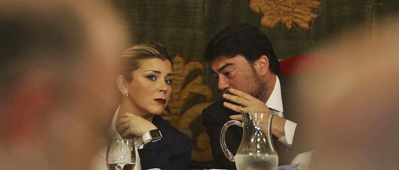 La vicealcaldesa Mari Carmen Sánchez (Cs), y el alcalde, Luis Barcala (PP), conversan en un pleno, en una imagen de archivo.  |