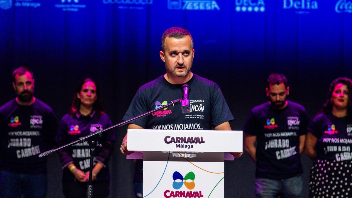 Alejandro Pérez, secretario del jurado del Carnaval de Málaga, durante la lectura del fallo del jurado