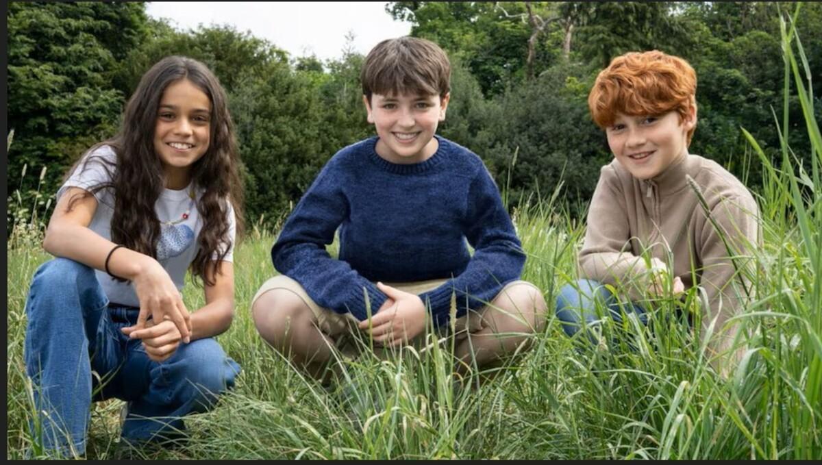 Dominic McLaughlin, en el centro, será Harry Potter en la nueva serie de HBO, mientras que Arabella Stanton dará vida a Hermione y Alastair Stout interpretará a Ron Weasley.