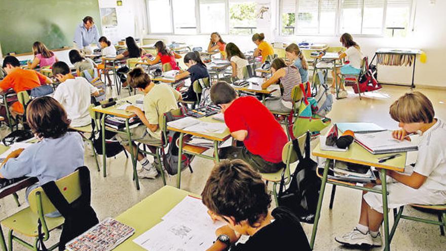 Estudiantes en una aula de un centro mallorquín en una imagen de archivo.