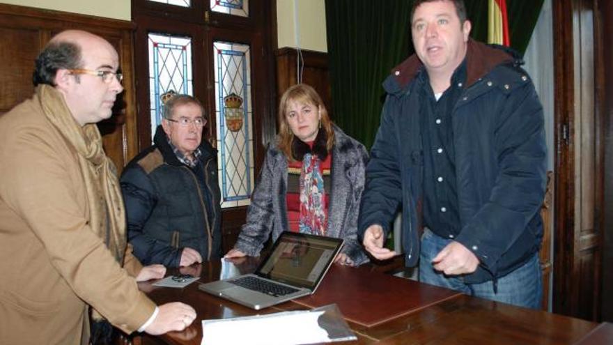 Osoro, Benjamín Fernández Queipo (PSOE), Cecilia Fernández (Foro) y Ballesteros, ayer, en el Ayuntamiento.