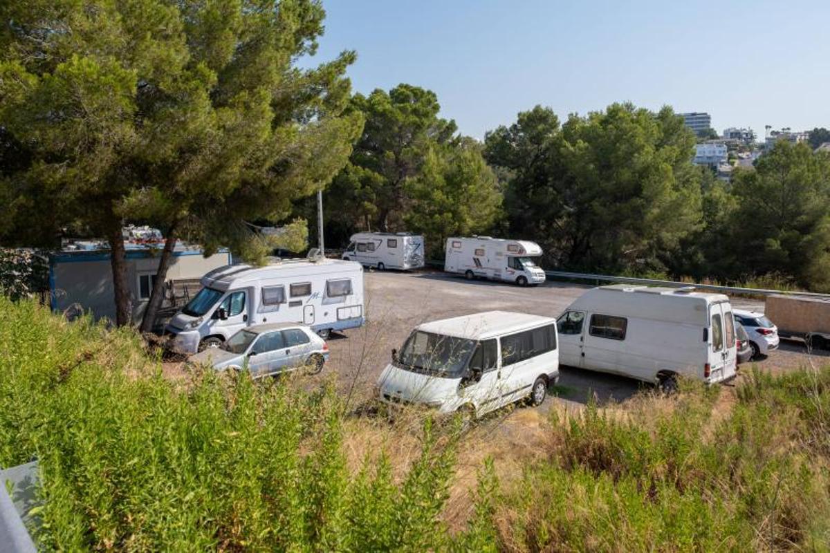 Caravanas estacionadas en el aparcamiento de Marivent.