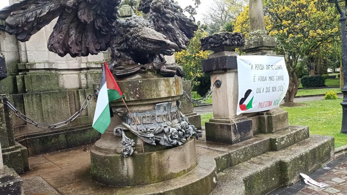 Las esculturas de Méndez Núñez amanecen cubiertas con banderas en apoyo a Palestina