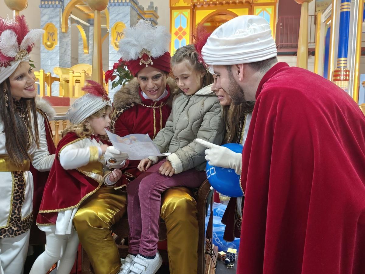 Ilusión infantil con los Magos en Lucena