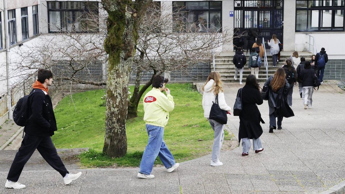 Estudantes da USC entrando na Facultade de Farmacia.