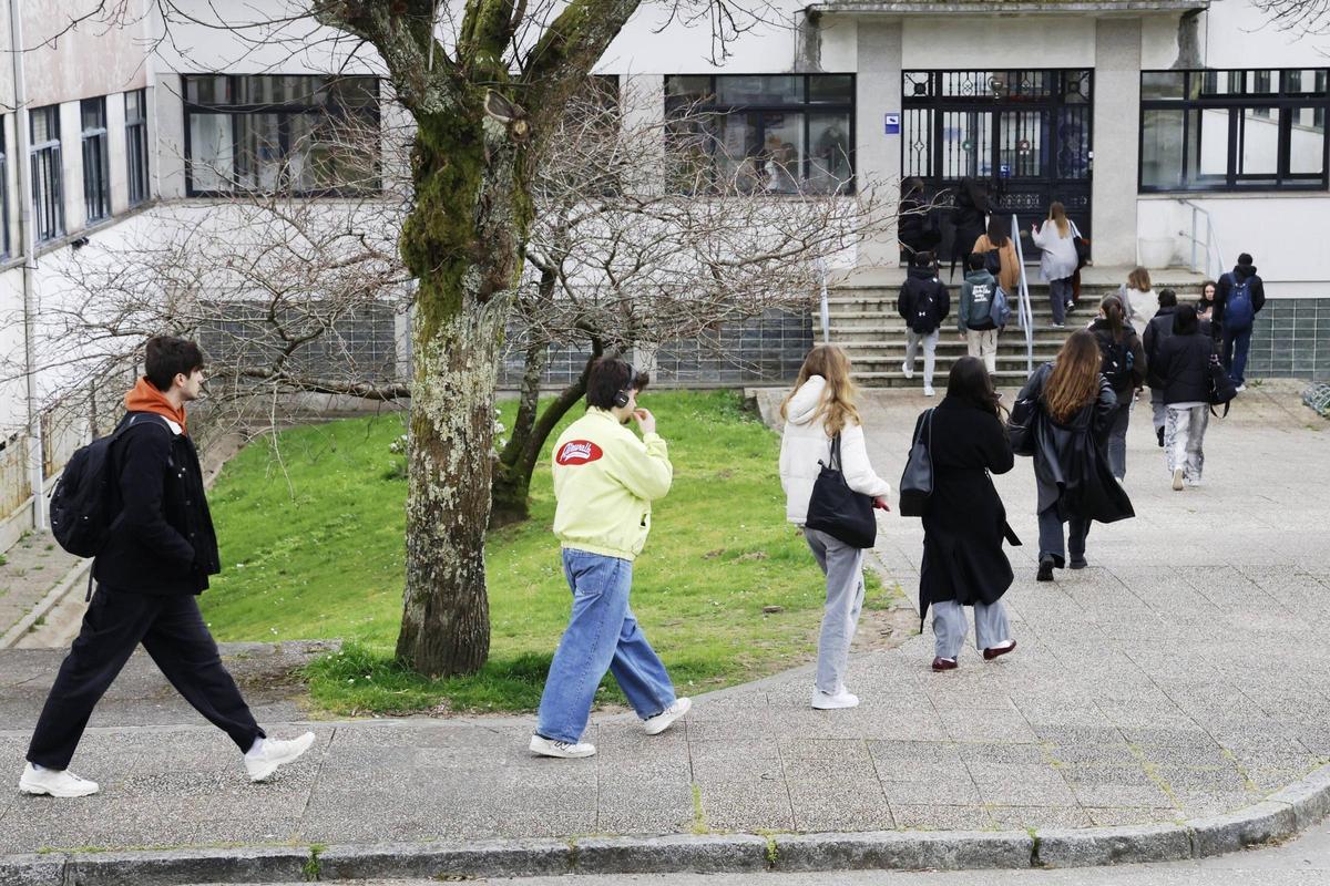 Estudantes da USC entrando na Facultade de Farmacia.
