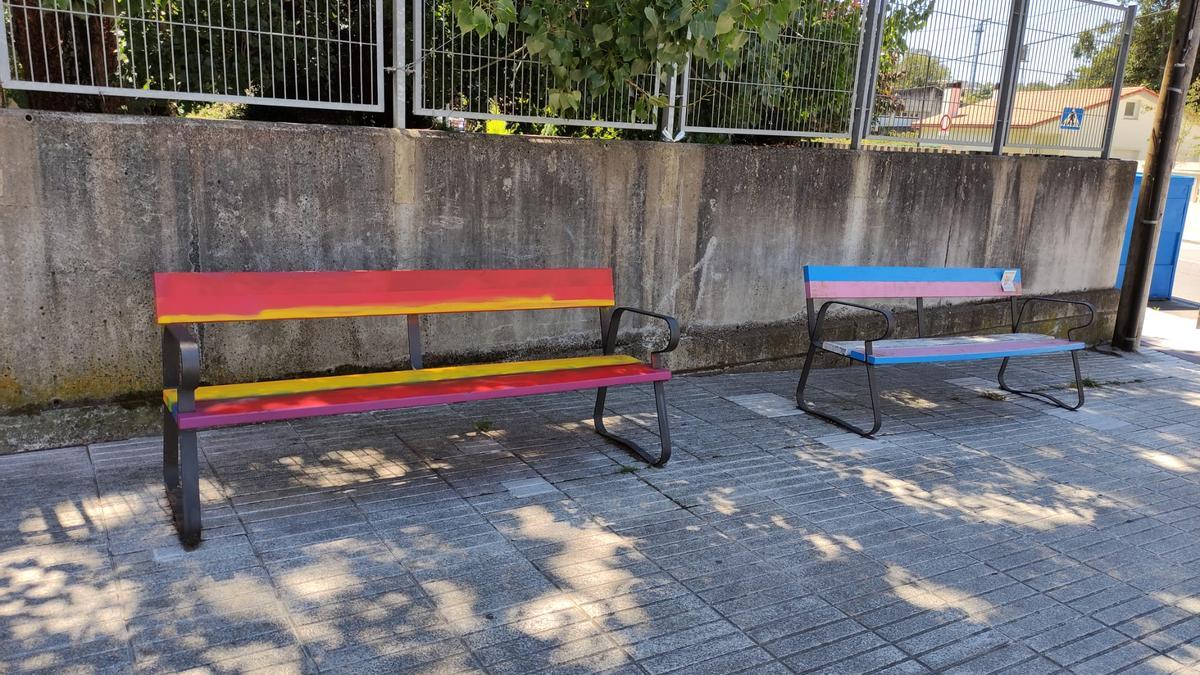 Banco con los colores de la bandera rojigualda en un instituto de Sada.