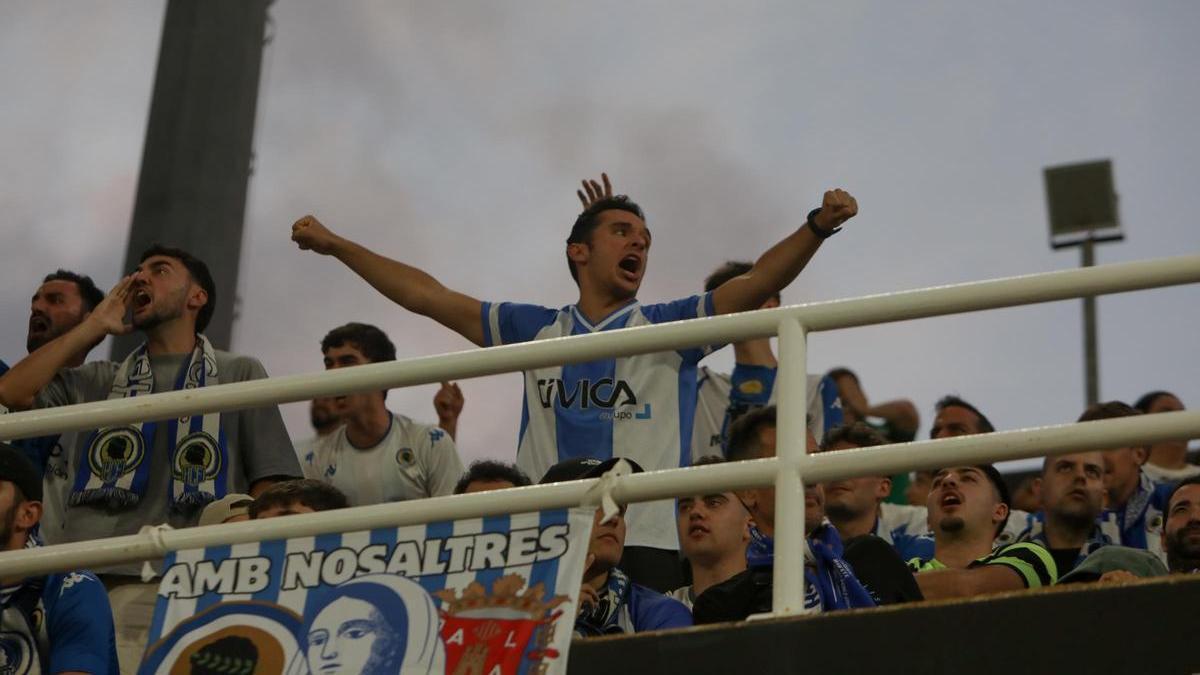 Hinchas del Hércules animan al equipo en Cartagonova durante el desplazamiento a Cartagena del conjunto alicantino el curso pasado.