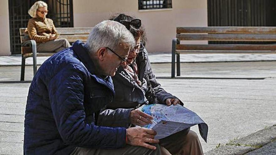 Dos turistas examinan el plano de la ciudad.