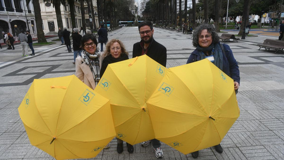 Guías turísticos coruñeses, este jueves, en los jardines de Méndez Núñez.