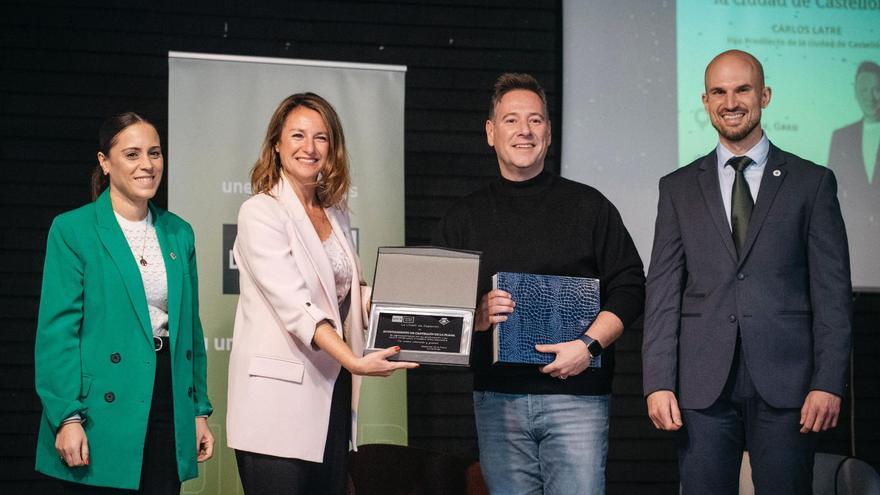 Carlos Latre llena el Casal Jove del Grao en un encuentro con sabor a Castellón