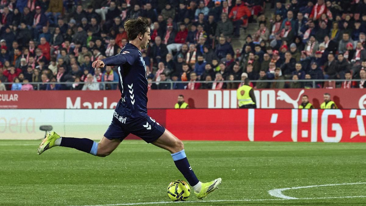 Fer López se dispone a tirar en una acción que acabó con el balón pegando en el poste. | LOF